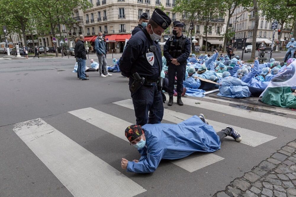 اعتراض پرستاران فرانسوی  به شرایط بد کاری