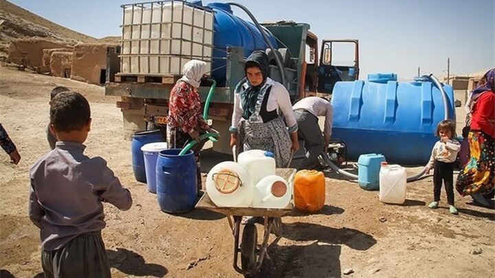 تصاویر صف جیره بندی آب و آبرسانی تانکری به مردم همدان