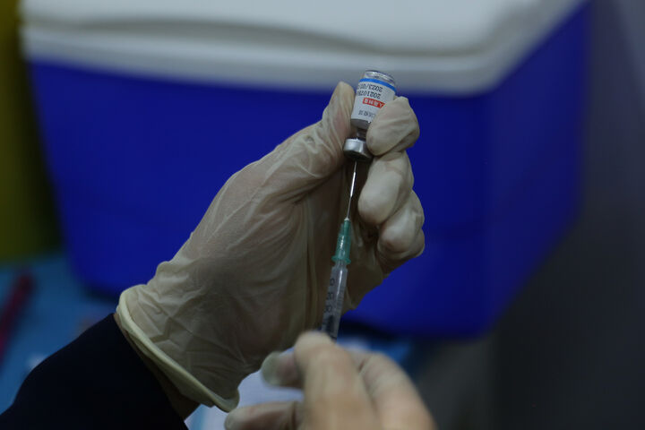شروع موج جدید کرونا و صف کشیدن مردم برای تزریق واکسن
