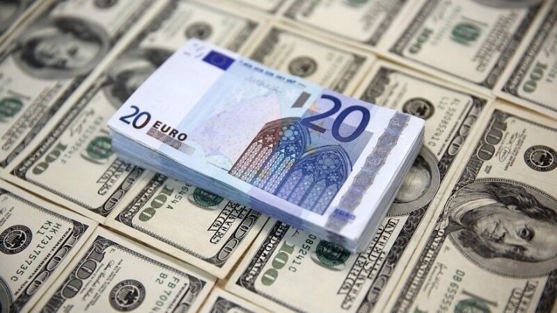 معامله دلار و یورو در انتظار اعلام نرخ بهره و تورم از سوی بانک مرکزی آمریکا