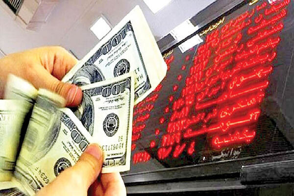 شکاف قیمت صرافی و بازار دلار | تصمیم بانک مرکزی اختلاف را افزون کرد