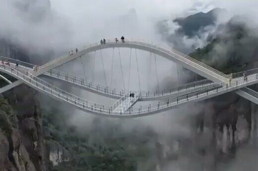 افتتاح پل شیشه ای در چین با ارتفاع ۱۴۰ متر از سطح زمین 