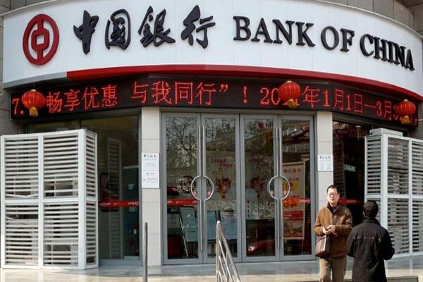 ازدحام سرمایه گذاران در بانک های دولتی چین برای تبدیل دلار به یوآن!