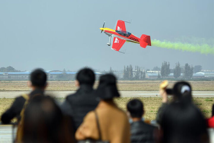 رژه عمومی انجمن صاحبان هواپیما و خلبانان در چین
