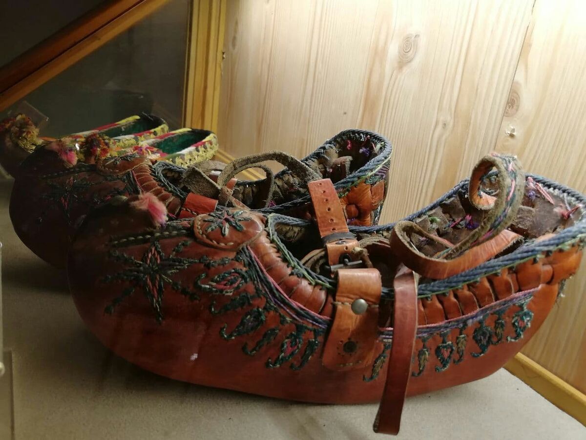 چارق دوزی هنری آشنا در فرانسه، غریب در قوچان | کفش‌های موزه «لوور» اینجا تولید شده است