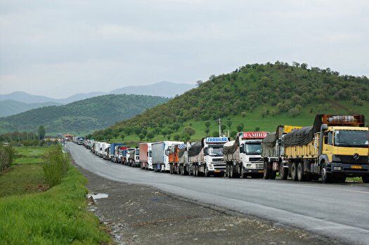 صف کامیون‌های صادراتی در پایانه مرزی آستارا به ۷ روز رسید
