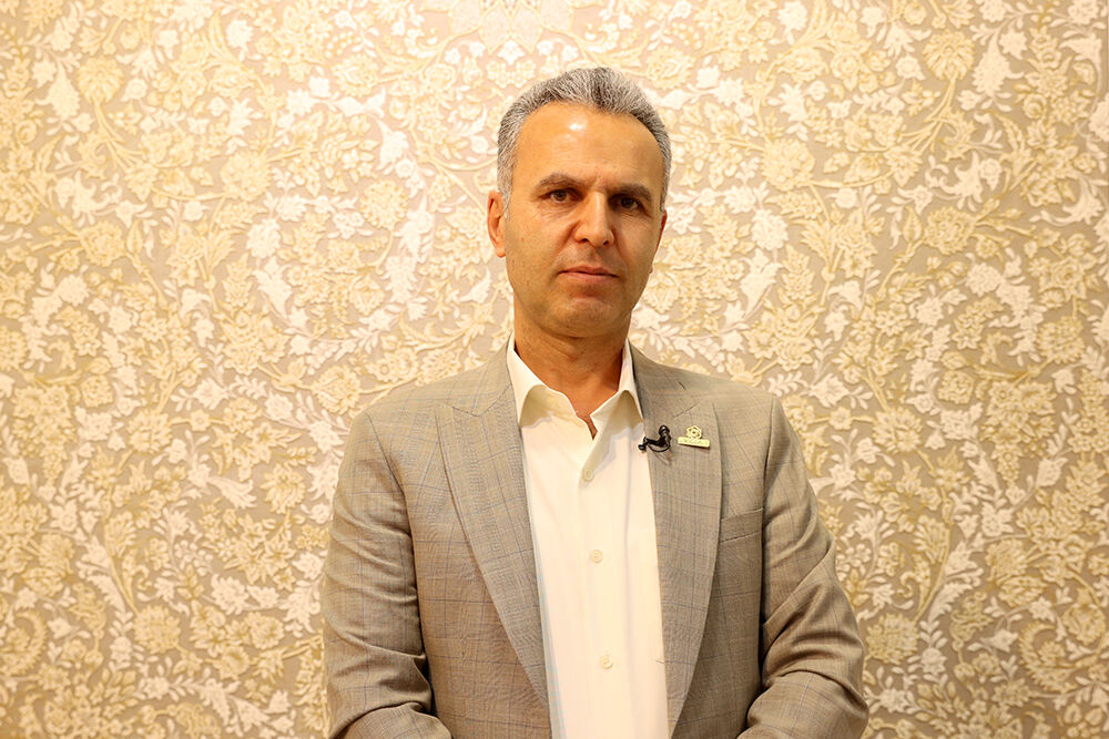 دولت فقط جلوی نوسانات نرخ ارز را بگیرد| به جای دلار، ریال از مشتریان خارجی فرش می گیریم