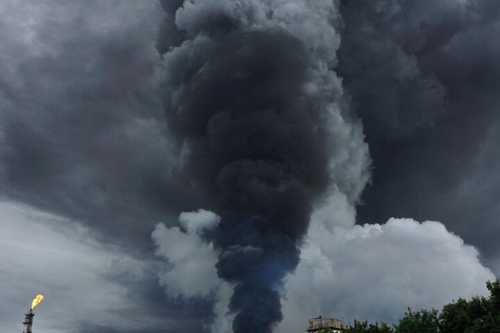 آتش سوزی پالایشگاه در اندونزی