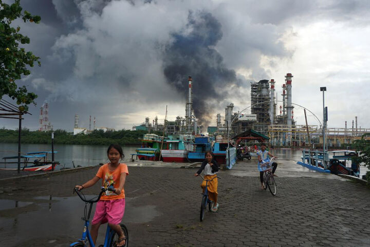آتش سوزی پالایشگاه در اندونزی