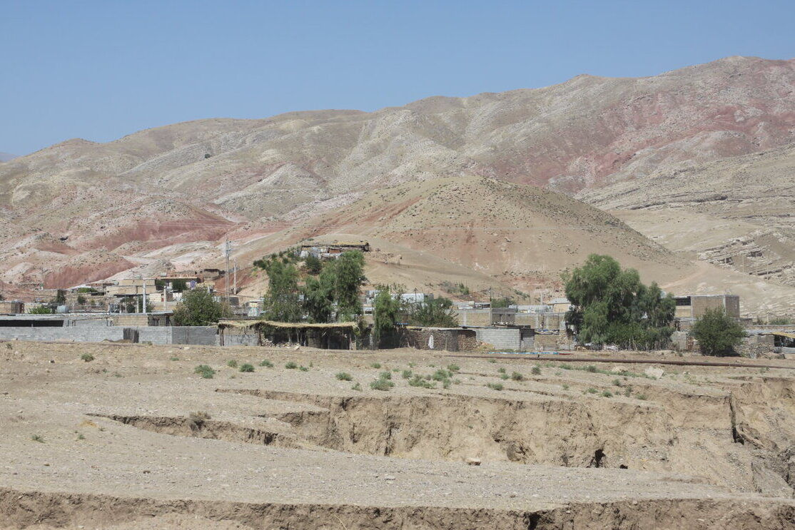 بلاتکلیفی ۵ ساله مردم روستای «تلخاب» بدره| اقتصاد روستا بر اثر رانش از بین رفت