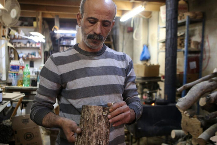 تامین معیشت نجار اردنی از چوب درخت زیتون