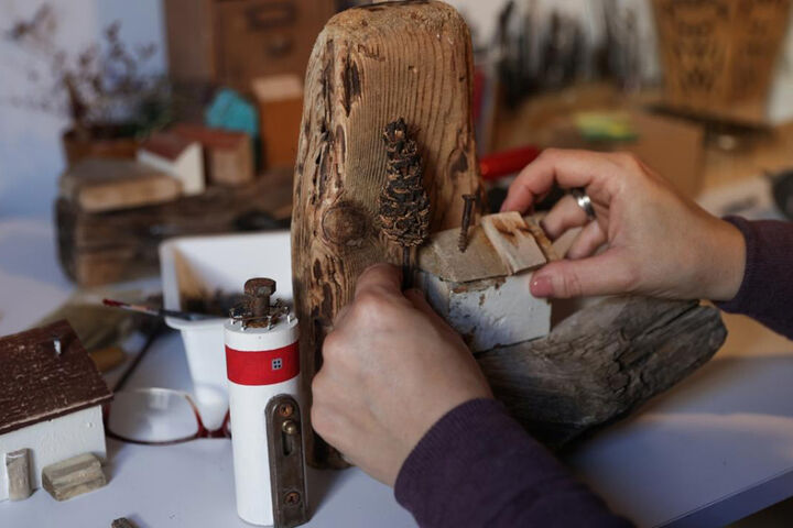 تولید آثار هنری از قطعات چوبی شناور در دریا