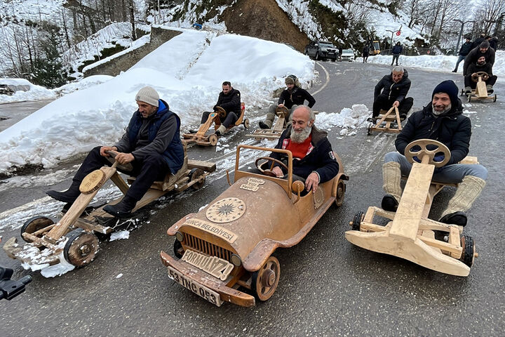 مسابقه با ماشینهای چوبی روی برف