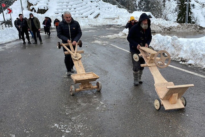 مسابقه با ماشینهای چوبی روی برف