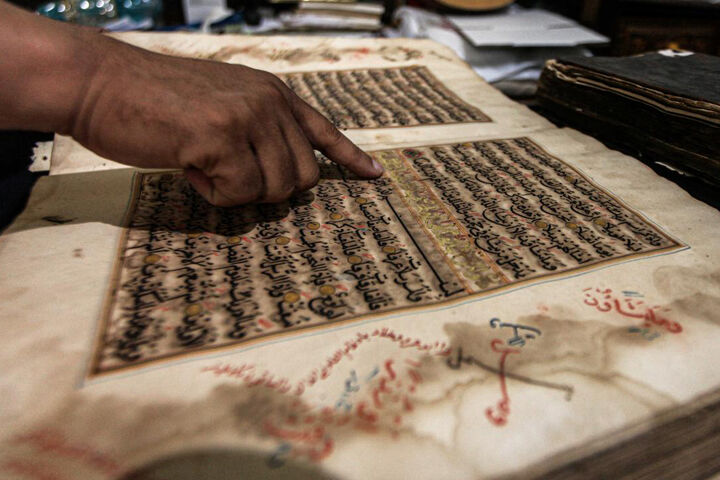 نسخه خطی 300 ساله ورق طلا قران