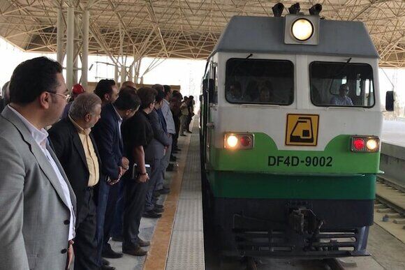 دست اندازهای زیرساختی برای رسیدن به ایستگاه مترو هشتگرد| تردد روزانه ۲۵۰نفر با مترو صرفه ندارد