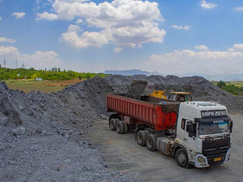 دست معدن داران زیر چرخ کامیون داران| بار گران به مقصد نمیرسد