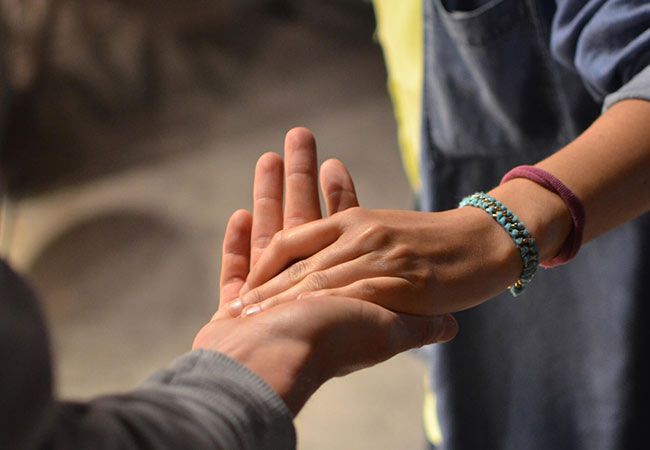 کمک به دیگران یکی از خصوصیات مثبت فردی است