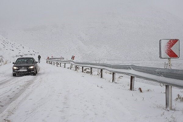بارش برف و کولاک در محورهای ارتباطی آذربایجان غربی