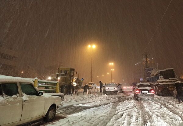 بارش شدید برف در محورهای مواصلاتی شهرستان اهر