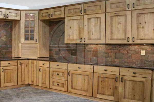 رنگ زدن روی کاغذ دیواری و کابینت کهنه