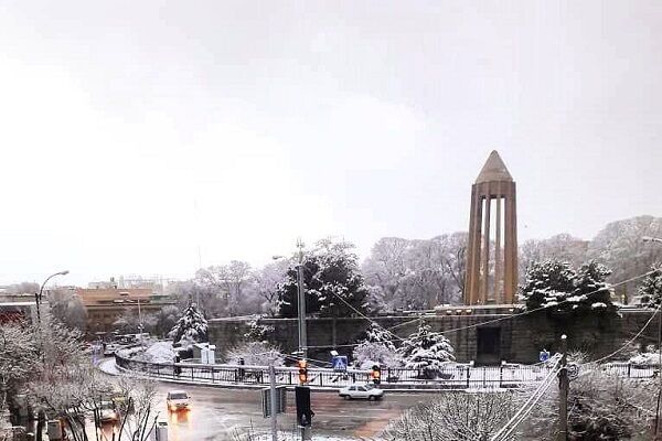 بارش برف و انجام عملیات برفروبی در جاده های همدان بارش برف و انجام عملیات برفروبی در جاده های همدان
