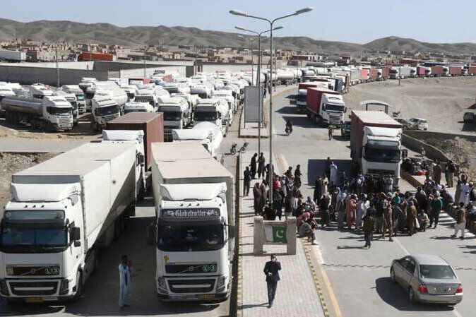 ترافیک کامیون‌های صادراتی در مرز آستارا
