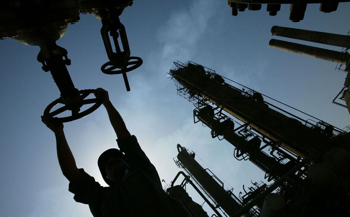 رشد قیمت نفت تا کجا ادامه دارد؟ | کمبود عرضه کشورها را ناچار به استفاده از ذخایر استراتژیک کرد