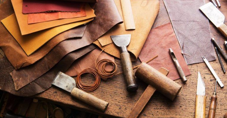 چرم دوزی؛ هنر صنعتی که در ایلام اشتغال آفرین شد