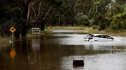سیل شدید در دالاس و فرو رفتن خودروها زیر آب