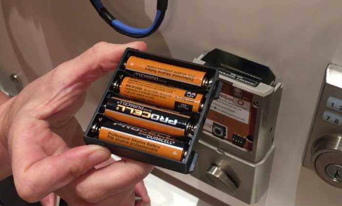 انتخاب بهترین باتری برای قفل دیجیتال؛ چطور عمر باتری را افزایش دهیم؟