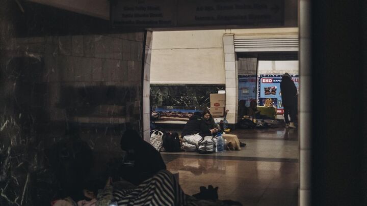 اسکان غیرنظامیان در ایستگاه مترو کی ایف