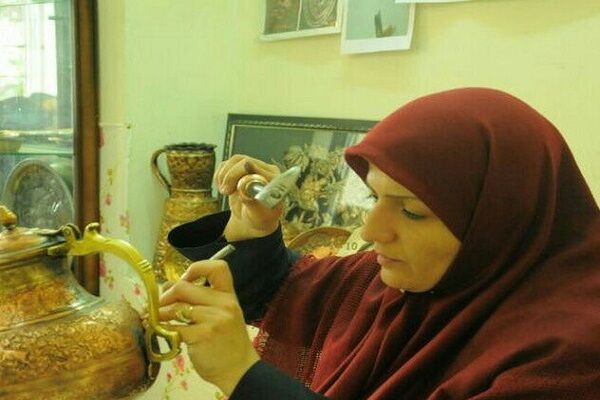اشتغالزایی یک بانوی همدانی با احیای هنر قلم زنی | ۸۰۰ کارآموزی که کارآفرین شده اند