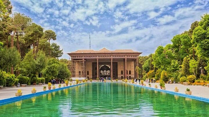 جنب‌ و جوش مسافران نوروزی در بازدید از باغ موزه جهانی چهل‌ستون اصفهان