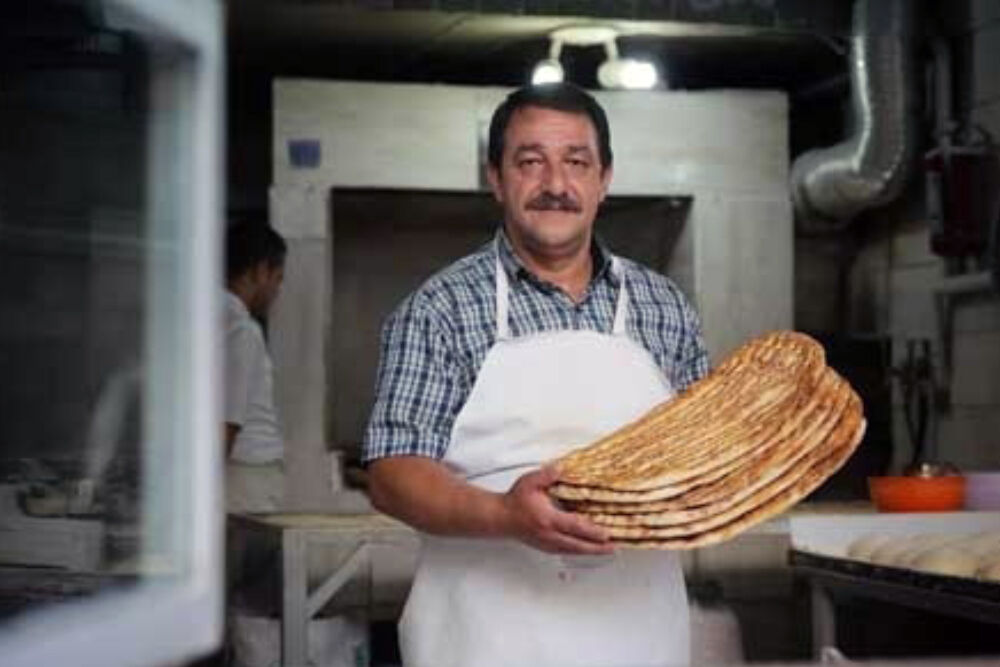 فروش اجباری نان کنجدی| گلایه نانوایان از کاهش سهمیه آرد