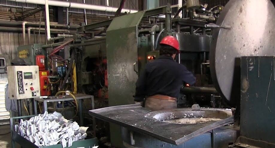 کارگاههای زیر پلهای تهدیدی برای تولیدات کارخانهای | گرانی بلای جان کیفیت شده است