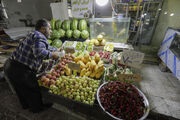 میوه با فراوانی هم ارزان نشد| کاهش خرید میوه در ماه محرم