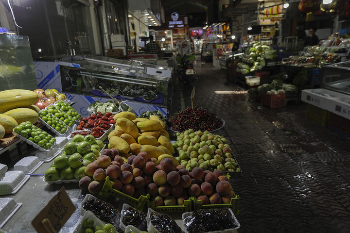  میوه با فراوانی هم ارزان نشد| کاهش خرید میوه در ماه محرم