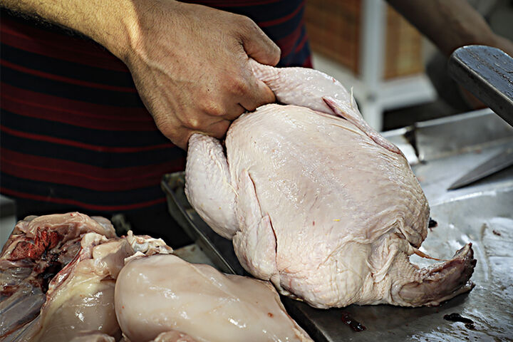 گوشت مرغ گرم در استان سمنان ۵۵ هزار و ۶۰۰ تومان عرضه می‌شود