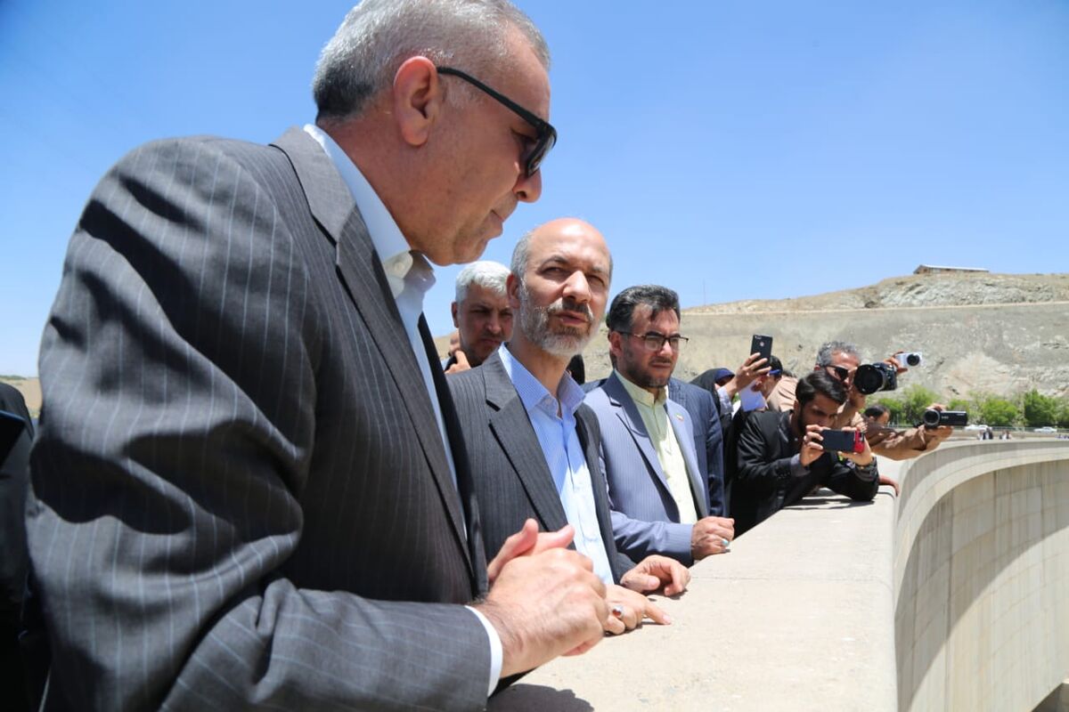 بازدید وزیر نیرو از سد و نیروگاه زایندهرود