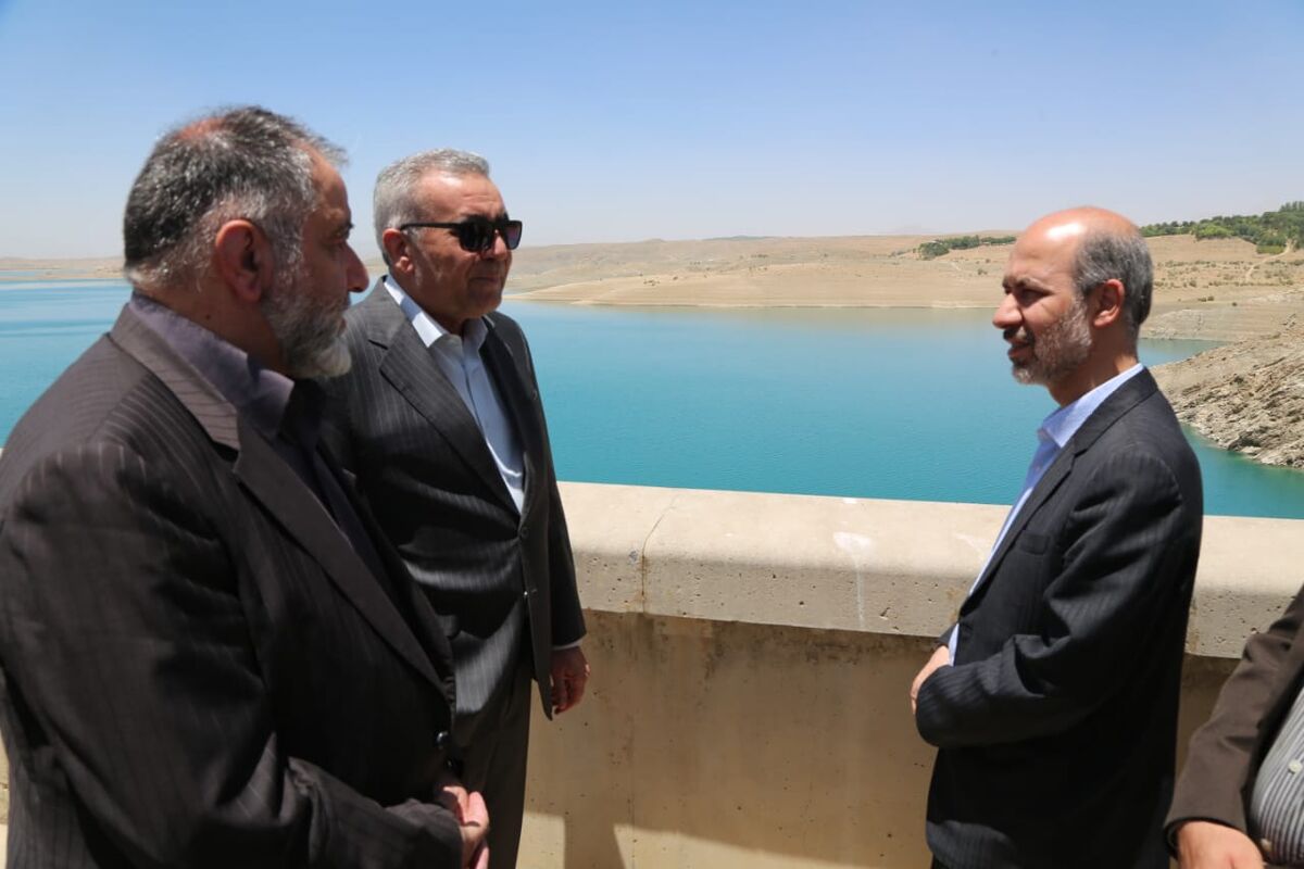 بازدید وزیر نیرو از سد و نیروگاه زایندهرود