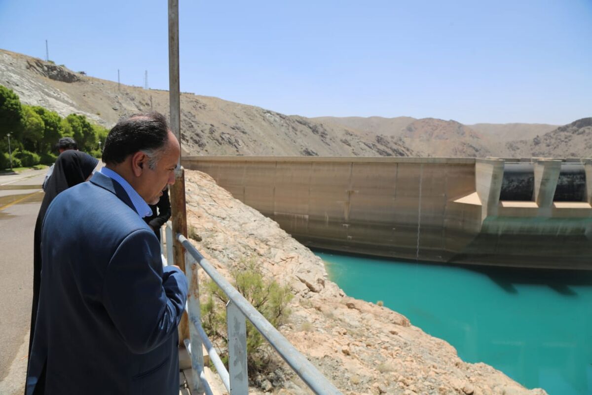 بازدید وزیر نیرو از سد و نیروگاه زایندهرود