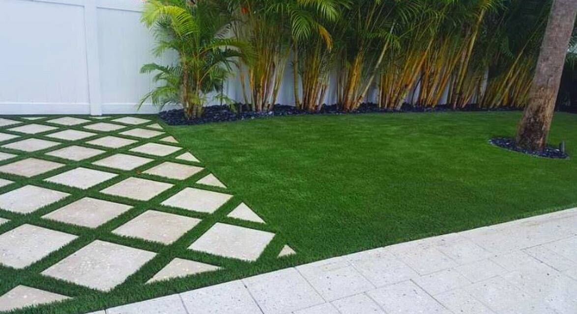 خرید چمن مصنوعی بین سنگ موزاییک برای کف حیاط