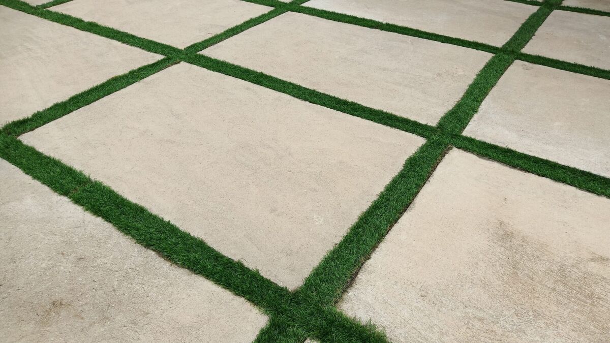 خرید چمن مصنوعی بین سنگ موزاییک برای کف حیاط