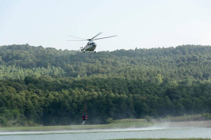 آبپاشی بالگرد آتش نشان در جنگل هیرکانی آبپاشی بالگرد آتش نشان در جنگل هیرکانی