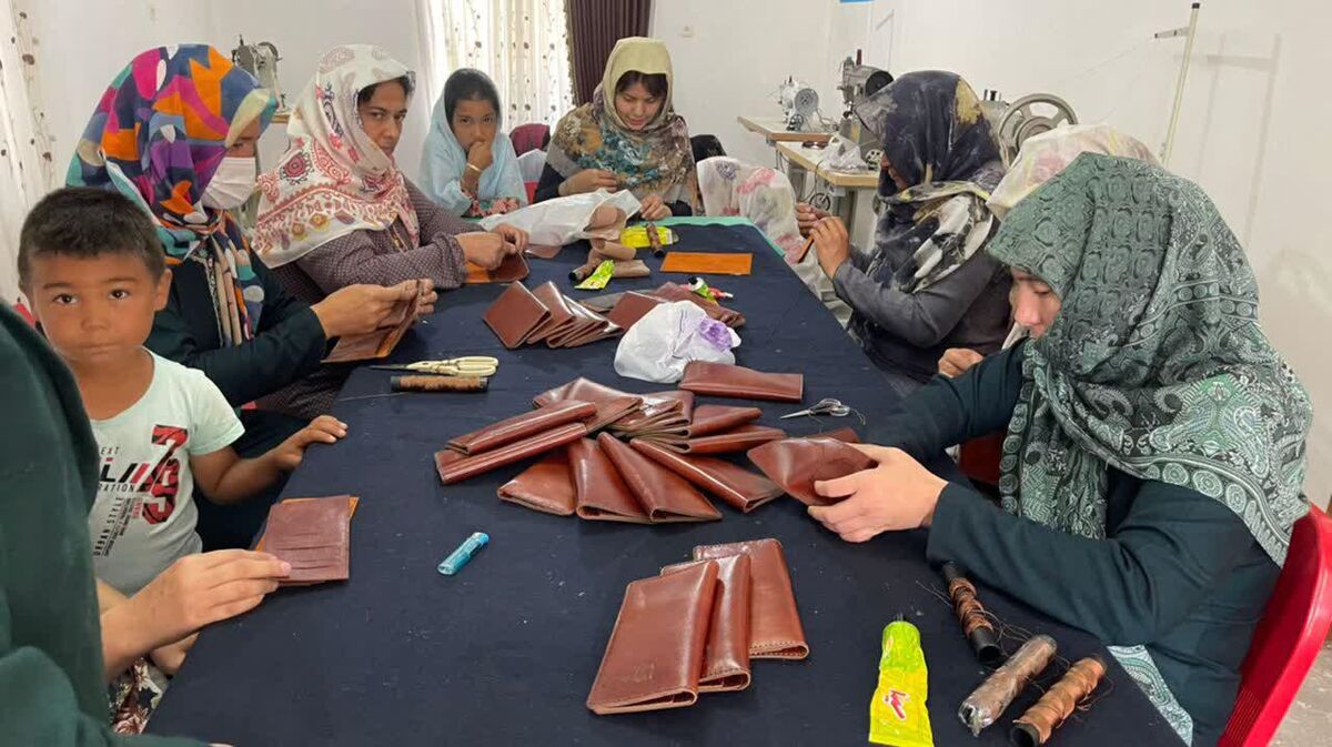 هنر چرم دوزی ظرفیت ایجاد اشتغال زیادی دارد | حمایت دولت از تعاونیها
