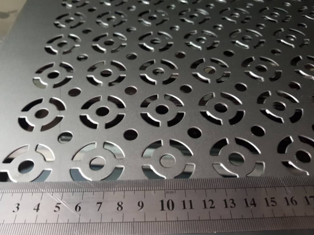 ورق پانچ یا مشبک چیست؟ انواع، کاربردها و قیمت آن