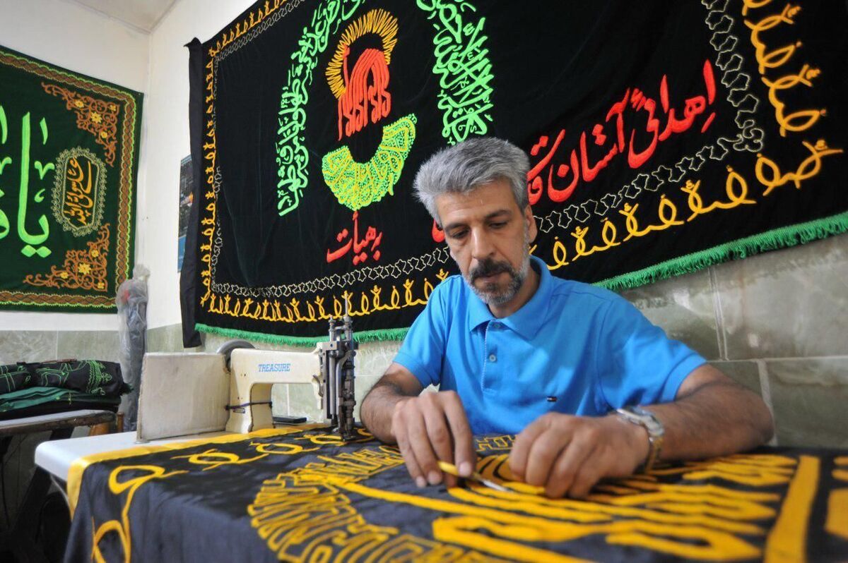 مشهد مهد پرچم دوزی ایران است| دست پرچمدوزان زیر چرخ گرانی