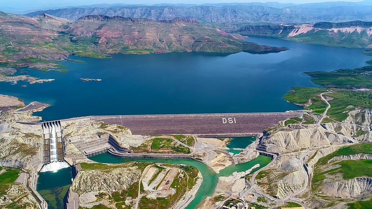 سیاست دوپهلوی دولت در فینسک از خزر تا فلات