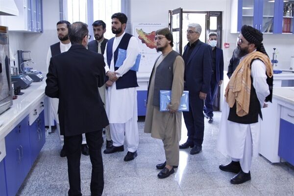 بازدید هیات وزارت فواید عامه افغانستان از آزمایشگاه قیر و آسفالت مرکز تحقیقات راه